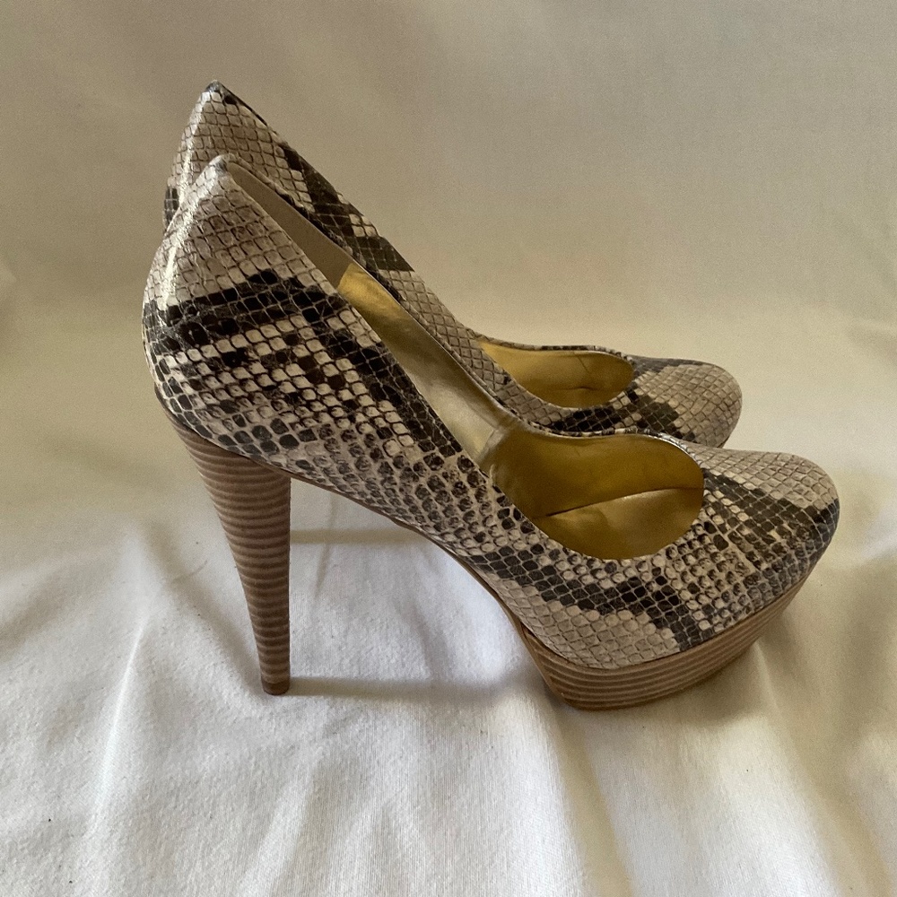 Guess Shoes, Size 8, Snakeskin Print - Picture 1 of 5